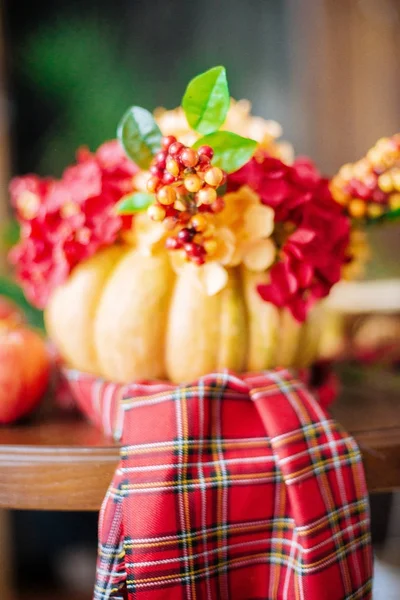 Composição de outono de abóbora com flores. Mesa com frutas e legumes de outono — Fotografia de Stock
