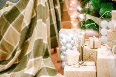 Noel ağacının altında oturma odasında sunar. Aile tatil yeni yıl