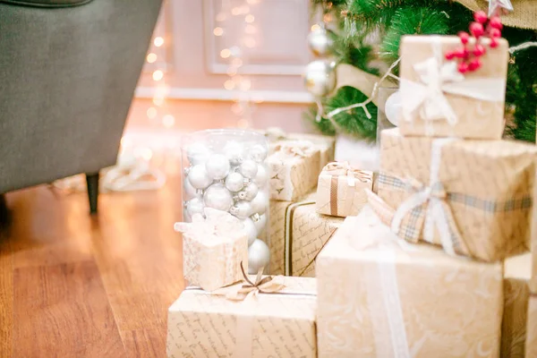 Geschenke unterm Weihnachtsbaum im Wohnzimmer. Familienurlaub Neujahr — Stockfoto