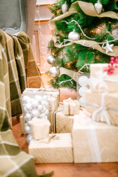 Geschenke unterm Weihnachtsbaum im Wohnzimmer. Familienurlaub Neujahr — Stockfoto