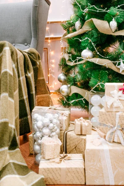 Geschenke unterm Weihnachtsbaum im Wohnzimmer. Familienurlaub Neujahr — Stockfoto
