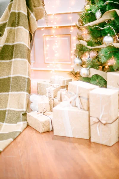 Geschenke unterm Weihnachtsbaum im Wohnzimmer. Familienurlaub Neujahr — Stockfoto