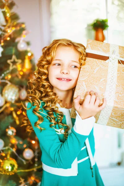 Liten Flicka Med Långt Lockigt Hår Hemma Julgran Med Gåvor — Stockfoto