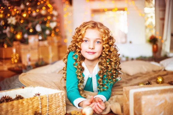 Menina Com Cabelos Longos Encaracolados Casa Árvore Natal Com Presentes — Fotografia de Stock