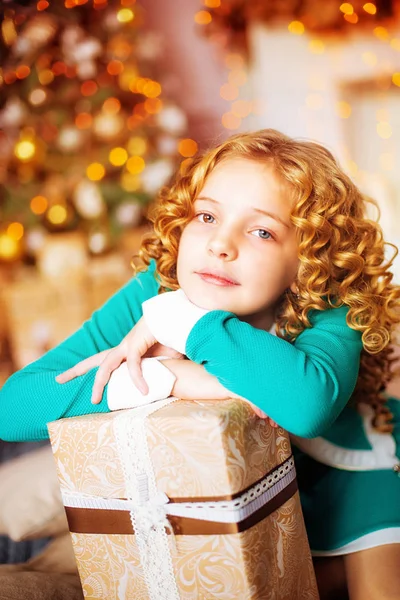 Маленькая Девочка Длинными Вьющимися Волосами Дома Рождественской Елке Подарками — стоковое фото
