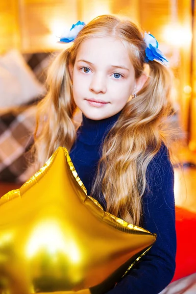 Kleines Mädchen Mit Langen Blonden Haaren Und Einem Luftballon Den — Stockfoto