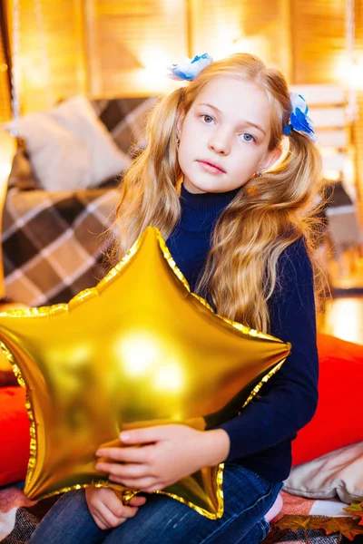 Kleines Mädchen Mit Langen Blonden Haaren Und Einem Luftballon Den — Stockfoto