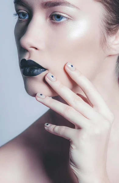 美容时装模特女孩与黑色弥补 时尚时髦的指甲 指甲艺术 深色唇膏和指甲油 — 图库照片