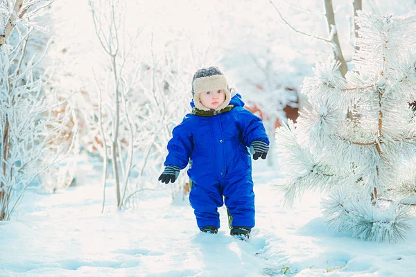 Dziecko Parku Śniegu Zimie Mały Chłopiec Niebieski Kombinezon Czapka Połowy — Zdjęcie stockowe