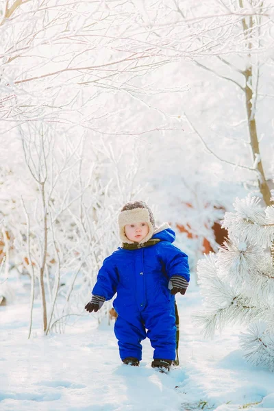 겨울에 어린이 공원입니다 파란색 바지에 소년과 크리스마스에 공원에서 눈송이 어린이 — 스톡 사진
