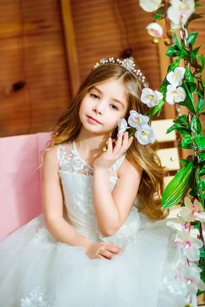 Ένα Όμορφο Κοριτσάκι Ντυμένη Ένα Καλοκαιρινό Λευκό Φόρεμα Μακριά Σγουρά — Φωτογραφία Αρχείου