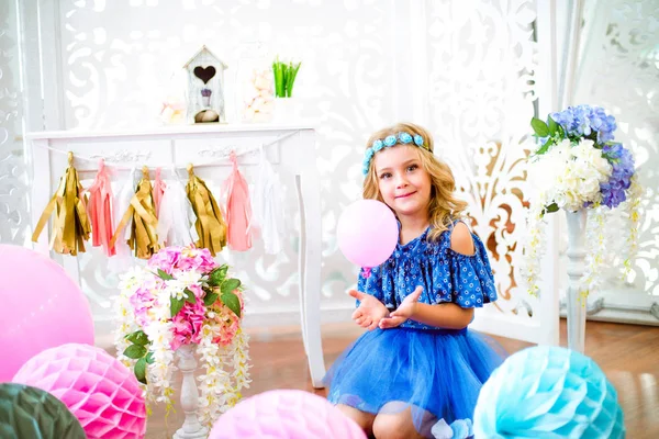 Portrait Une Belle Petite Fille Rit Dans Studio Décoré Nombreux — Photo