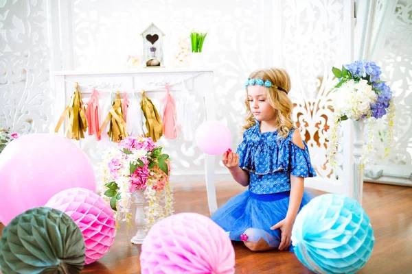 Ritratto Una Bella Bambina Ride Uno Studio Decorato Molti Palloncini — Foto Stock