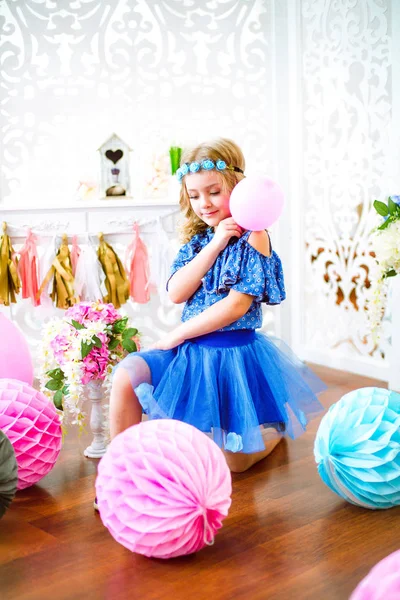 一幅肖像的一个美丽的小女孩笑的一个摄影棚里装饰很多彩色的气球 — 图库照片