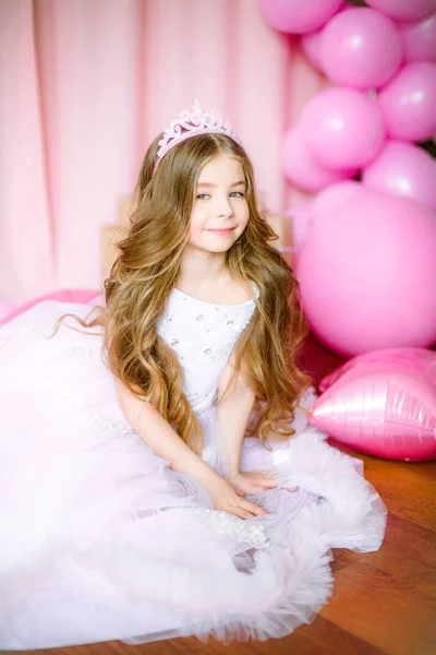 Bir Prenses Taç Balonlu Işık Pembe Elbiseli Sarışın Uzun Saçlı — Stok fotoğraf