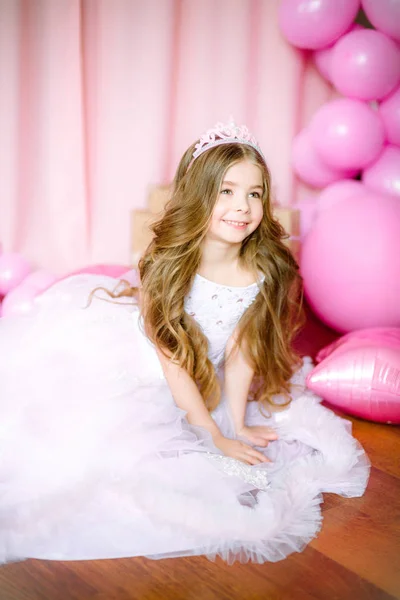 Chica Con Pelo Largo Rubio Vestido Rosa Claro Una Princesa — Foto de Stock