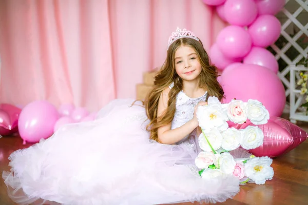 Κορίτσι Ξανθά Μακριά Μαλλιά Στο Φως Ροζ Φόρεμα Πριγκίπισσα Και — Φωτογραφία Αρχείου