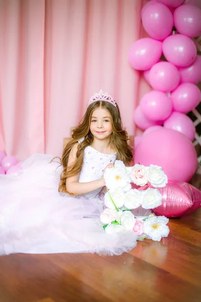 Chica Con Pelo Largo Rubio Vestido Rosa Claro Una Princesa —  Fotos de Stock