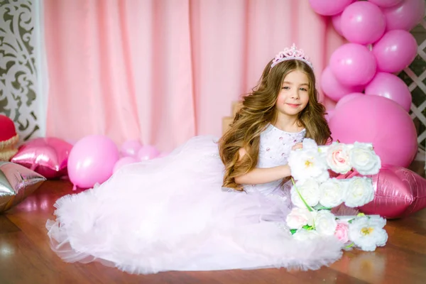 Κορίτσι Ξανθά Μακριά Μαλλιά Στο Φως Ροζ Φόρεμα Πριγκίπισσα Και — Φωτογραφία Αρχείου