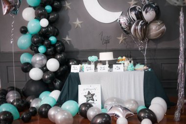 şık bir şekilde dekore edilmiş çocuklar çikolata paketiyle balon doğum günü partisi, tatil kutlama konseptiyle yıldızlar ve ay