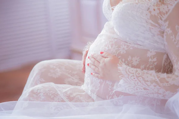 Piękna Kobieta Ciąży Peniuarem Białe Koronkowe Trzymając Ciąży Brzuch — Zdjęcie stockowe