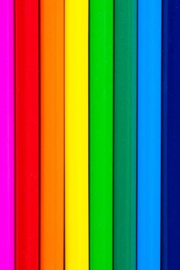 Ahşap arka plan üzerinde çizim araçları kümesi. Renkli kalemler masa üzerinde