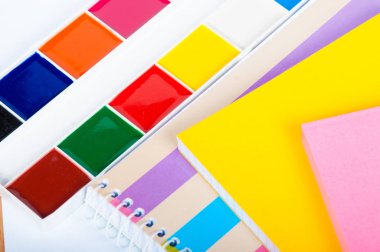 Ahşap arka plan üzerinde çizim araçları kümesi. Suluboya boyalar, Boya fırçaları, renkli kalemler masa üzerinde