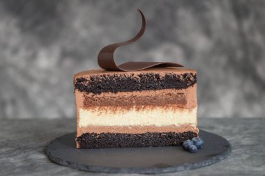 Siyah çikolata ile süslenmiş karanlık bir arka plan üzerinde çikolatalı kek