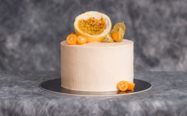 narenciye ile süslenmiş karanlık bir arka plan üzerinde çikolatalı kek