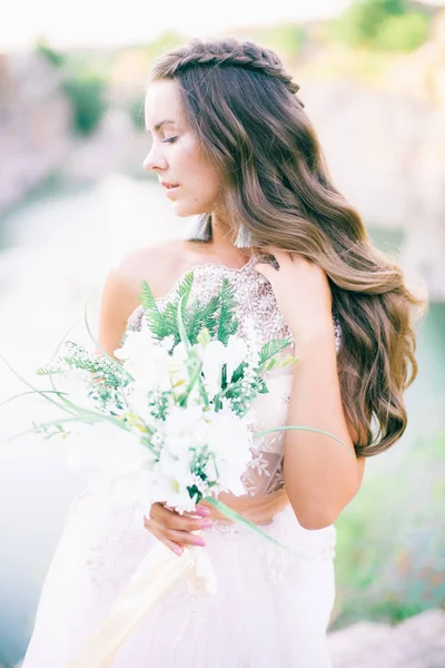 Bela Noiva Vestido Noiva Branco Segurando Buquê Livre Fundo Natural — Fotografia de Stock