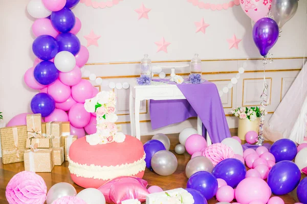 Egy Szép Finom Cukorkát Kis Hercegnő Születésnapi Rózsaszín Lila Színekben — Stock Fotó