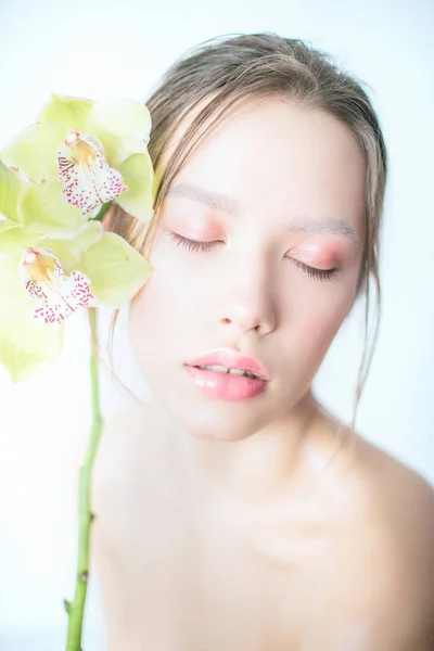 Egy Gyönyörű Haját Orchidea Virág Portréja Szépség Arc — Stock Fotó