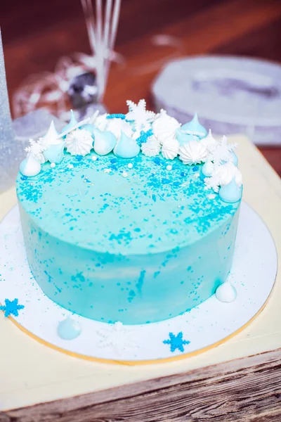 Голубой Праздничный Торт Маленькими Меренгами Белыми Снежинками — стоковое фото