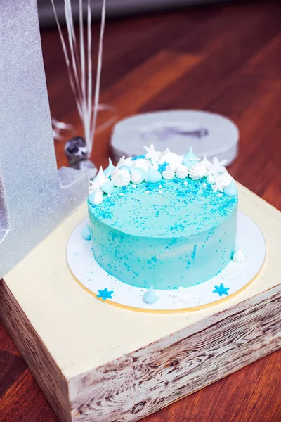 Голубой Праздничный Торт Маленькими Меренгами Белыми Снежинками — стоковое фото