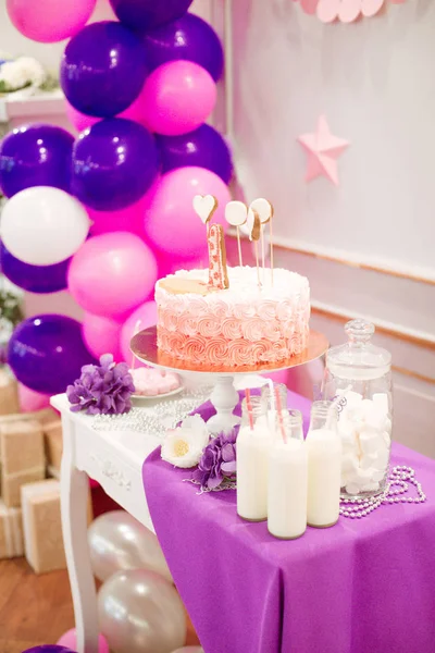 Egy Szép Finom Cukorkát Kis Hercegnő Születésnapi Rózsaszín Lila Színekben — Stock Fotó