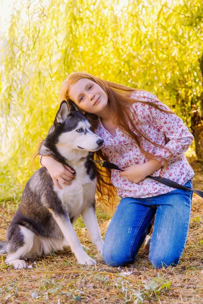 Söt Rödhårig Tjej Med Hund Ler Tjej Med Hennes Husdjur — Stockfoto