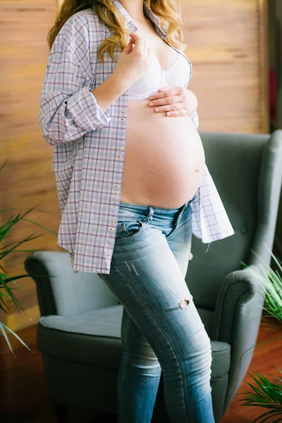 Mladá Krásná Těhotná Žena Modrých Kalhotách Lehké Košile Těhotná Žena — Stock fotografie