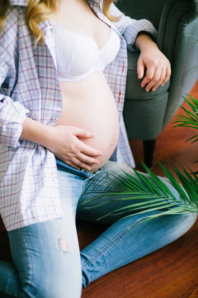 Ung Vacker Gravid Kvinna Blå Jeans Och Ljus Skjorta Gravid — Stockfoto