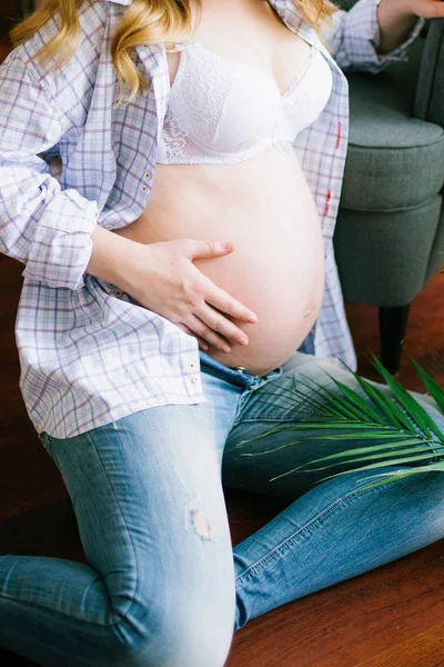 Junge Schöne Schwangere Frau Blauen Jeans Und Hellem Hemd Schwangere — Stockfoto