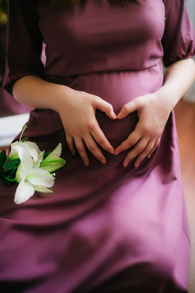 Těhotná Žena Držící Lillies — Stock fotografie