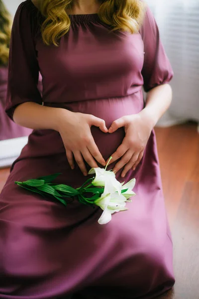 リリーズを保持している妊娠中の女性 — ストック写真