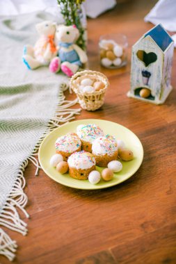 Mutlu paskalyalar. Paskalya yumurtaları ve Paskalya dekorasyon bir Paskalya için hazır 