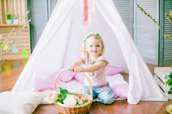 Malá Roztomilá Dívka Připravují Velikonoční Oslavu Dítě Baví Velikonoční Výzdobou — Stock fotografie
