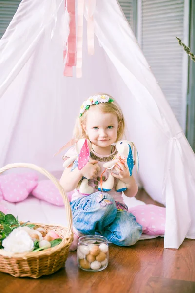 Küçük Sevimli Kız Paskalya Kutlamaları Için Hazırlıyoruz Alt Katta Evde — Stok fotoğraf