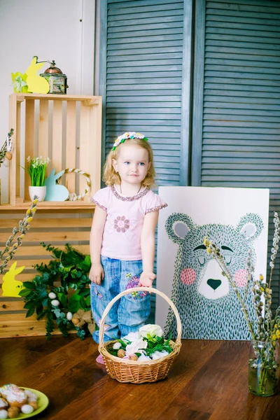 Malá Roztomilá Dívka Připravují Velikonoční Oslavu Dítě Baví Velikonoční Výzdobou — Stock fotografie