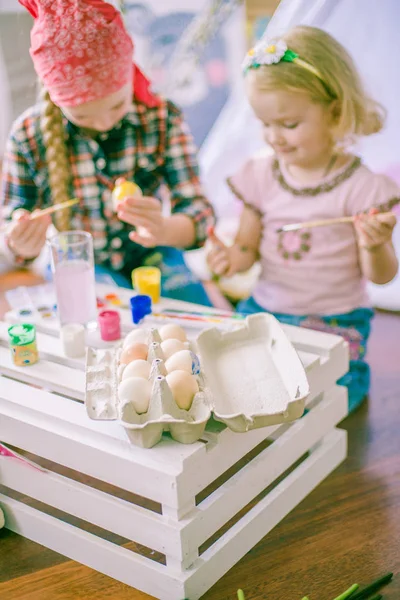 Mooie Zus Meisjes Eieren Schilderen Hebben Leuke Voorbereiding Pasen Kleurrijke — Stockfoto