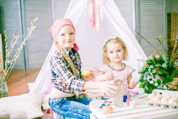 Kızlar Boya Yumurta Var Çok Güzel Kız Kardeşi Eğlenceli Paskalya — Stok fotoğraf