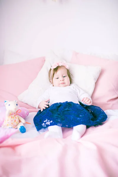 かわいい女の子 かわいい女の子 ピンクの Bedprincess のドレスの子 ピンクのベッドの上のドレスの子 — ストック写真