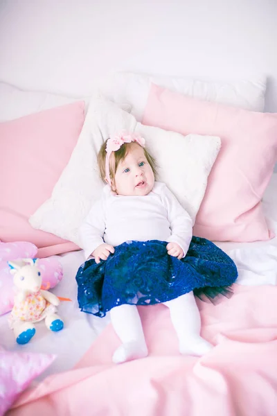 Милая Девушка Милая Девушка Принцесса Ребенок Платье Розовой Кроватке Принцесса — стоковое фото