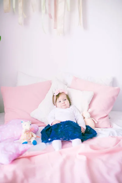 かわいい女の子 かわいい女の子 ピンクの Bedprincess のドレスの子 ピンクのベッドの上のドレスの子 — ストック写真